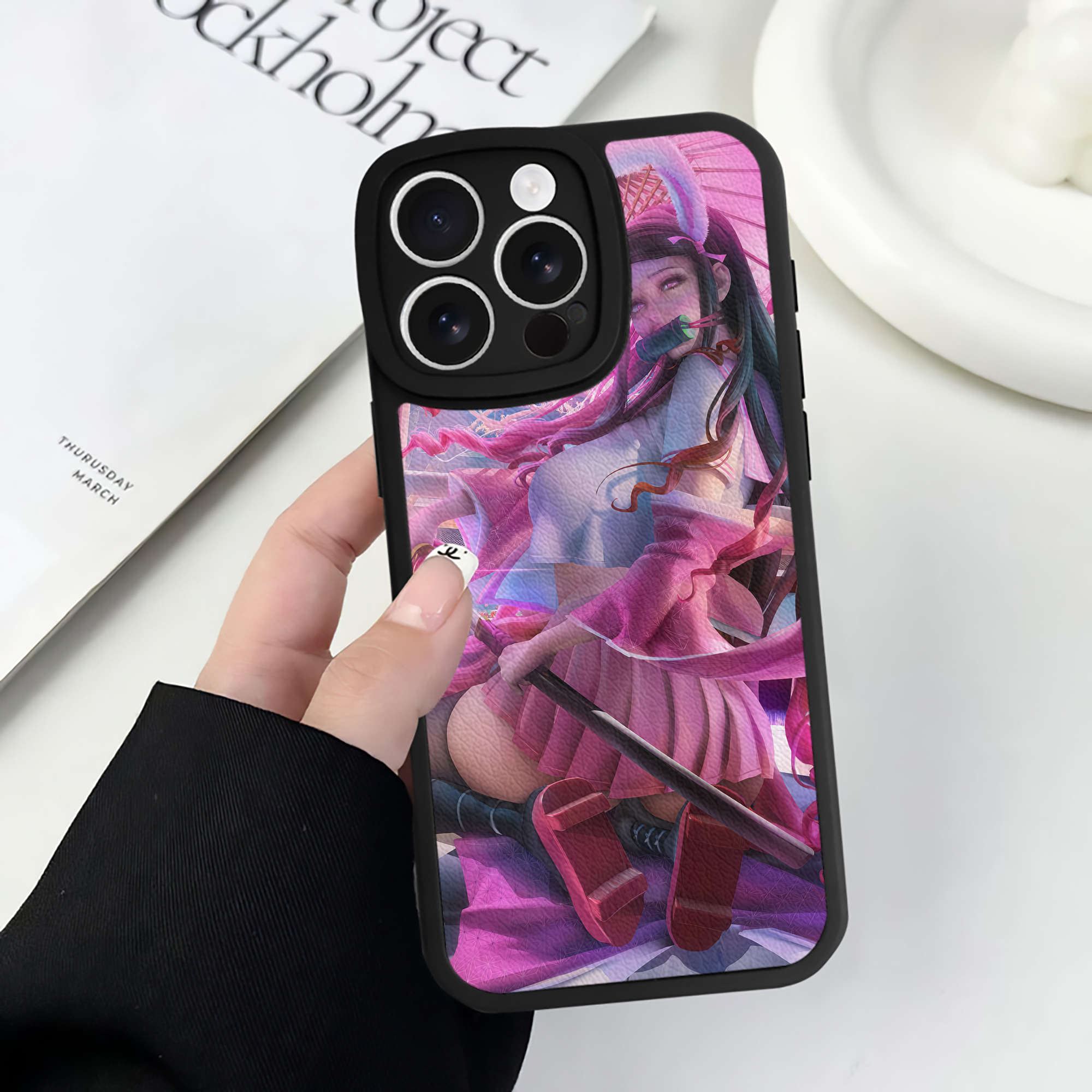 （画像用） 鬼滅の刃（きめつのやいば）竈門 禰󠄀豆子／かまど ねずこ Kamado Nezuko 【iPhone 16シリーズ対応】シリコンスマホケース（レザー調） 材質：シリコン
